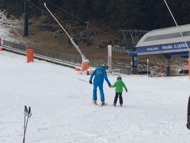  旁边的小滑雪教练手拉手